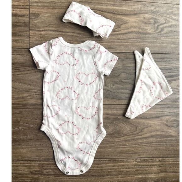 Modern Moments by Gerber Onesie with Accessories || size 3-6 months - Picture 3 of 5
